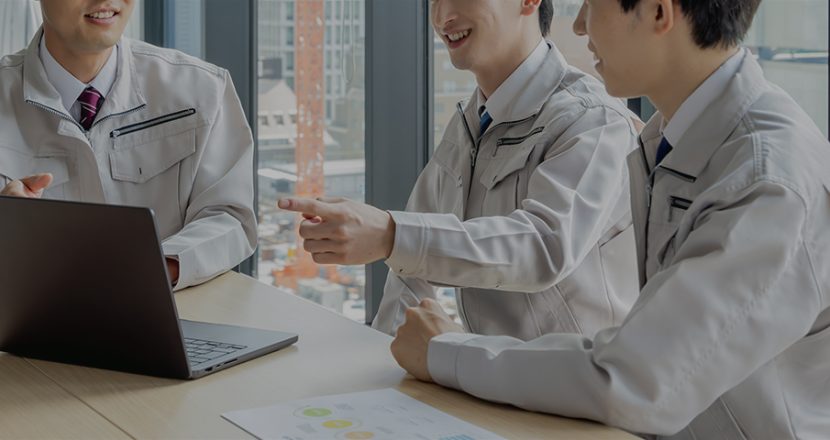 株式会社YUUMUのスタッフが施工計画について打ち合わせしている様子